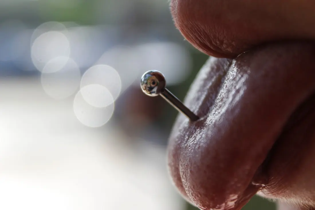 A straight barbell through the centre of the tongue